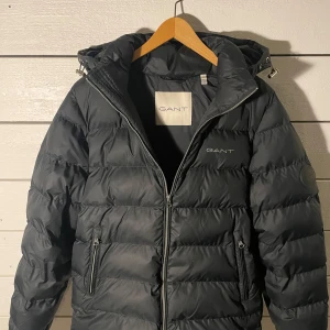 GANT JACKA - Skick 9/10 inga skador på den någon stans. Nypris på jackan är 3000kr. Jackan är i storlek S. Sitter lite stort på mig, är 180 cm lång. Skicka om ni har frågor! Priset kan diskuteras.