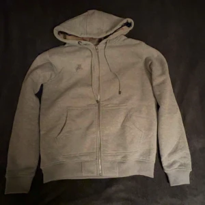 Burberry kofta/hoodie - Tja säljer en riktig snygg och fräsch burberry hoodie som är i bra skick. Kvitto finns, Om du har flera frågor eller funderingar så är det att bara höra av sig. INGA BYTEN 