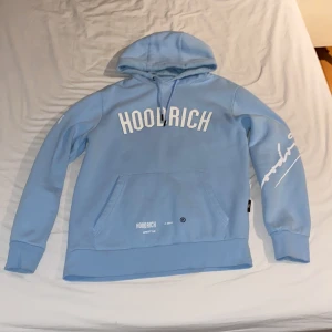 Blå hoodrich hoodie - Storlek XS . Skick 9/10 använd fåtal gånger. Säljer pågrund av att den inte används längre. Hör av er vid minsta fundering.