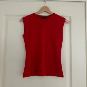 Topp i merinoull - Röd stickad topp i 50% merinoull