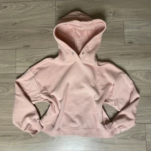 Rosa hoodie - Säljer en supermysig rosa hoodie i bra skick. Den har en stor luva och ribbade muddar vid ärmslut och nederkant. Perfekt för en chill dag eller när du vill ha något bekvämt och snyggt. Passar perfekt till jeans!