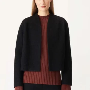 Kort kappa - Säljer denna jättefina korta kappan från Wera som knappt är använd. Skicket är därför jättebra. Nypriset för den är ca 800