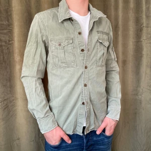 Overshirt  - Tja! Säljer denna snygga overshirt till ett sjukt bra pris!! Vid minsta fråga eller fundering hör av er 🤝