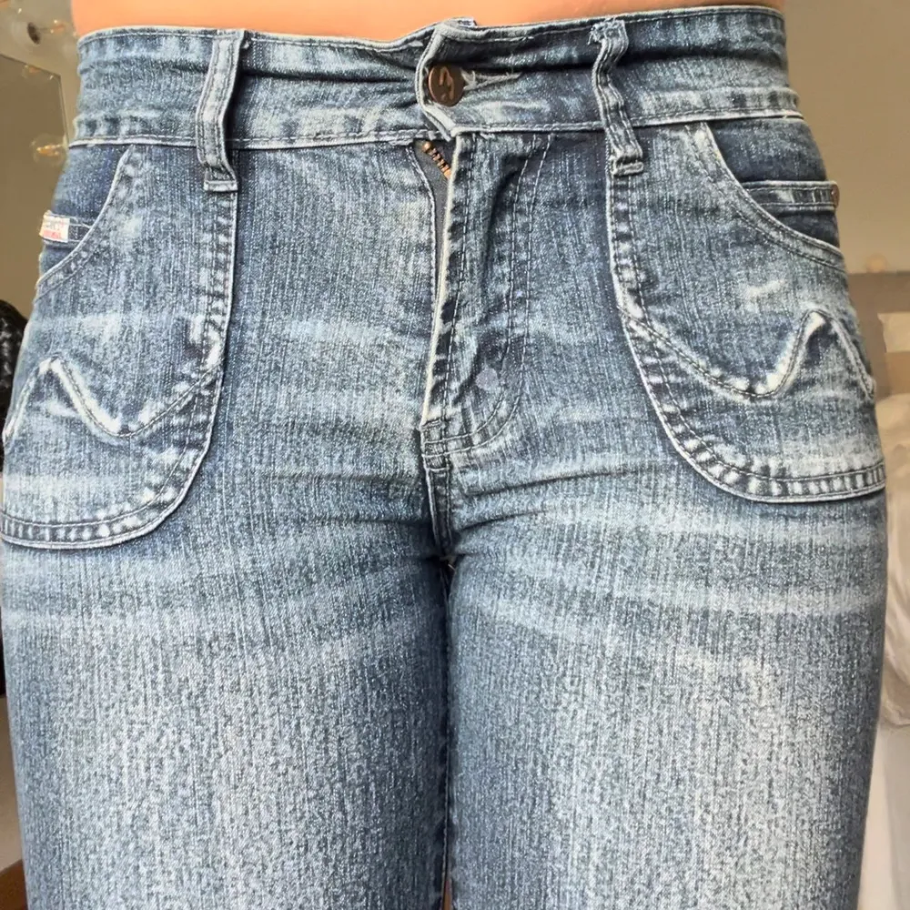 Snygga bootcut jeans från Eagame i storlek M, men sitter lite mer som S💕midja: 36 Innerbenslängd: 81!! Jag är 172. Jeans & Byxor.