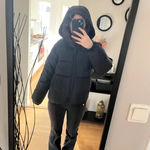 Mörkblå vinterjacka - En jättefin mörkblå vinterjacka som knappt är använd, säljer pågrund av att jag köpt en annan. Pris kan diskuteras😊❤️