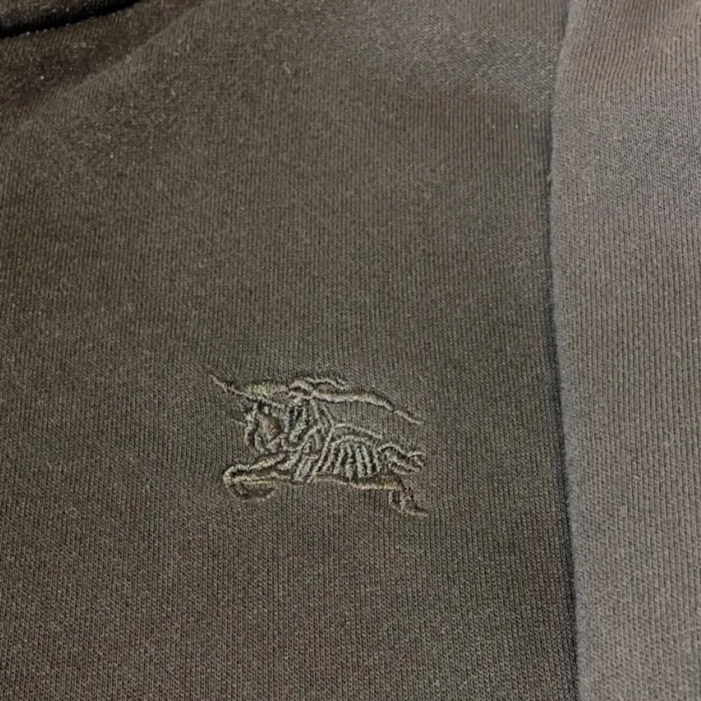 Zip up burberry hoodie i nyskick, Använt fåtal gånger. Lapparna som kommer med koftan ingår. Slå en pling🤙. Hoodies.