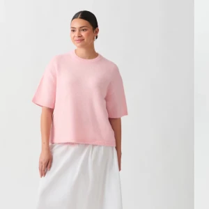 Stickad tröja  - Rosa srisckad tröja från ginatricot🩷