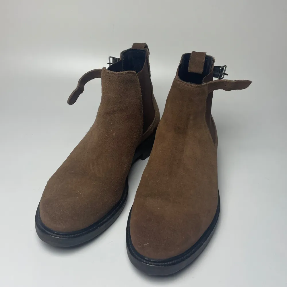 Hej! Säljer nu dessa extrem snygga chelsea boots. Skorna är i nyskick 10/10. Använda 1 gång. Storlek 43 passar 44. Hör av dig vid frågor . Skor.