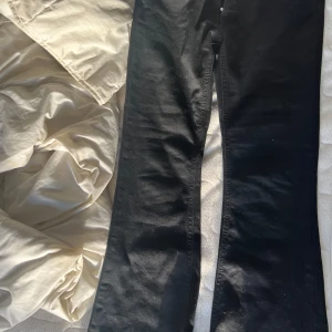 Säljer dessa Bootcut jeans  - Strl 38 använda en gång säljer dörflr de då de aldrig kommer till användning