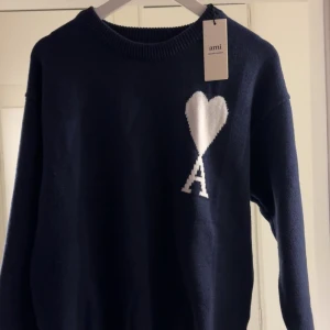 Ami Paris tröja  - Helt ny Ami Paris tröja i storlek M, Köpte precis här på Plick men den var lite liten på mig.. Kollar om de finns intresse för den här igen.  Nypris Ca 5000kr