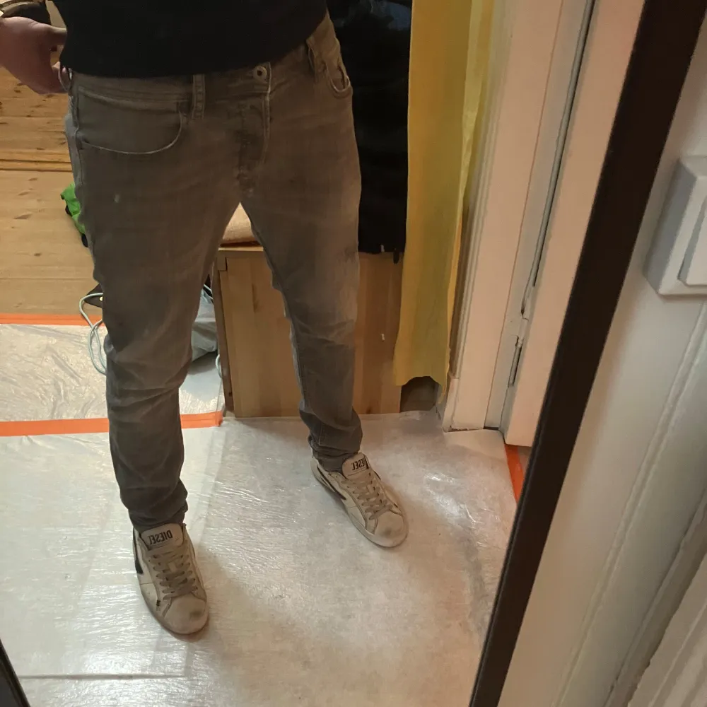 Tja! Säljer ett par otroligt feta Deisel jeans🤩storlek 30, slim fit, skick 9,5/10  Hör av dig vid övriga frågor✌️. Jeans & Byxor.