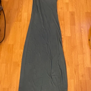 Klänning - Turkos grön klänning, typ 165 cm lång och det finns inget slitage. Fin att ha när man är utomlands för den är väldigt luftig och lång 