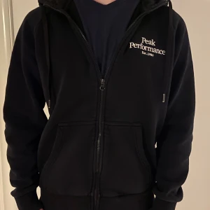 Peak performance hoodie - Säljer den för har inte änvänt den så mycket. Skicket på den är 8/10