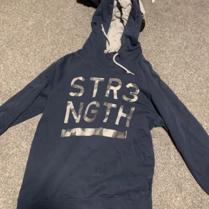 Blå hoodie  - En blå hoodie 