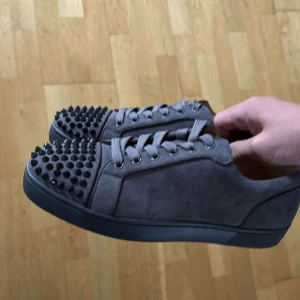 Loubitins gråa med spikar - Äkta loubitins, fick dom som I födelsedagspresent men säljer dom vidare då jag inte gillade modellen.  !Endast seriösa köpare!