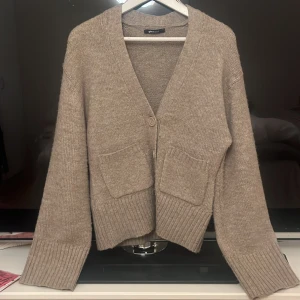 Kofta  - Beige stickad kofta från Gina Tricot. Storlek S. Använd en hel del. Koftan är nopprig. 