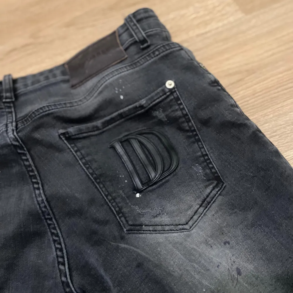 Slim fit jeans från dsquared2. Självklart äkta. Har använt dom ett par gånger men dom är som nya. Pris går att diskutera för en snabb affär. Tar emot byten. Jeans & Byxor.