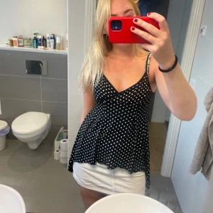 Prickig topp  - Säljer en prickig topp