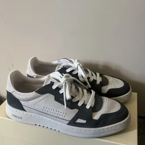 Arigato Sneakers - Säljer nu dessa Arigato sneakers, pga av att dem inte används så mycket, använd ca 4 gånger bra skick, orginal lådan skickas med och kvitto finns, hör av er vid frågor, ny pris 2500