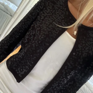 Glittrig bolero - Super snygg glittrig bolero med svarta paljetter
