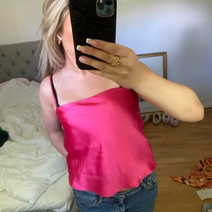 Siden topp - Söt rosa ”siden” topp, använd en gång💕💕