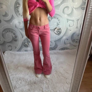 Miss Sixty Jeans - Säljer dessa trendiga miss sixty jeans som inte säljs längre 🫶🏽 Midjemått: 37 Innerbenslängd: 84