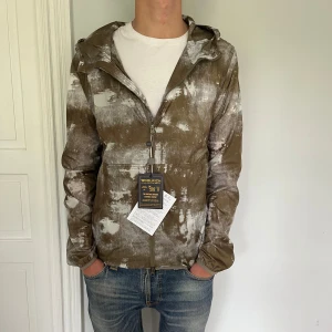 Woolrich windbreaker  - Jättefin woolrich windbreaker som är helt ny. Jackan är L men sitter som M. Modellen på bilden är 180. Pris kan diskuteras vid snabb affär! Skriv vid frågor eller funderingar!!