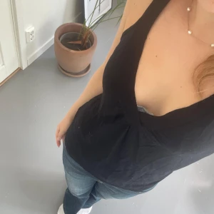 Svart topp - Svart topp från hm med v-ringning🤩Skulle uppskatta som storlek M💗Skriv gärna vid fler frågor och fler bilder!