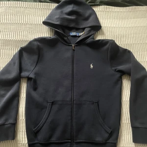 Polo Ralph Lauren tröja  - Tjena, säljer en riktigt snygg Ralph Lauren zip up i storlek xs, mörk blå! Bra skick👌🏻 hör av er vid frågor! Pris kan diskuteras vad snabb affär🤜🏻
