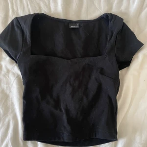 Croptop - Säljer min supersnygga croptop från ginatricot som är använd typ tre gånger. Den har en fyrkantig ringningn och är i  storlek xs. 