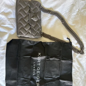 Kurt Geiger väska - Kurt geiger väska i bra skick. Komemr med dustbagen