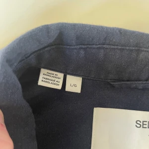 Blå overshirt från selected home  - Fint skick och en härlig blå färg. Vid frågor eller funderingar skriv på annonsen! 