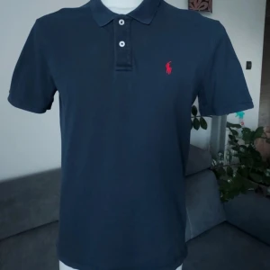 Mörkblå Ralph lauren piké  - Ralph lauren piké i bra skick Storlek L men passar M