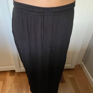 Svart långkjol🖤🖤 - Superskön och fin🖤🖤
