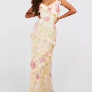 Gul blommig klänning  - Säljer denna klänning från boohoo i storlek 36 som tyvärr inte passade mig. 