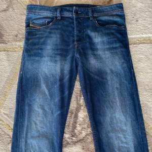 Jag säljer ett par Diesel jeans som är i mycket bra skick (8/10). Nypris var 1300 kr, men jag säljer dem för 450 kr eftersom de är lite för stora för mig. Storlek: W31-L34. Priset kan diskuteras vid snabb affär!