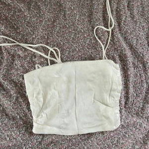 Topp från zara  - Topp i siden material från zara som man knyter på axlarna 