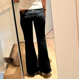 Lee jeans - Säljer mina absoluta favorit jeans från Lee då de tyvärr har blivit för små!! Väldigt lågmidjade och utsvängda!! De har fått ett litet slitage bak, se bild 5, annars väldigt bra skick!!❤️ Midjemått: ca 42cm Innerbenslängd: ca 77cm Grenmått: ca 17cm