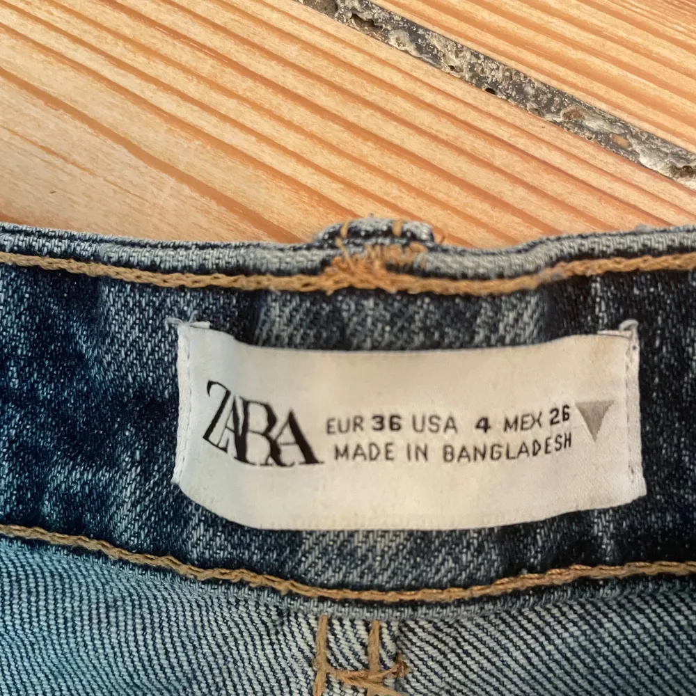 säljer de här blåa jeansshorts från zara som inte passar längre. de är i storlek 36 och det märks inte att de är använda!. Shorts.