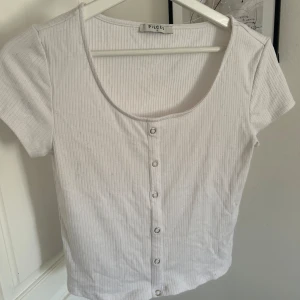 Vit topp - Vit topp från pieces, nästan aldrig använd så bra skick!