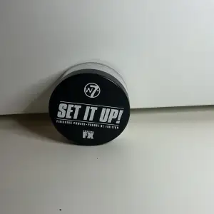 Säljer ett Set It Up! Finishing Powder från W7. Det är ett ansiktspuder som ger en perfekt avslutning på din makeup. Produkten är vegansk och cruelty-free, vilket är ett stort plus! Burken är rund och kompakt, perfekt för att ha med sig i väskan. Perfekt för att hålla sminket på plats hela dagen.