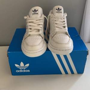 Ett par sköna adidas 80’ Använda men i mycket bra skickt.