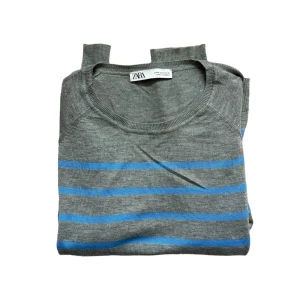 Finstickad tröja - Randig finstickad tröja från Zara. Sparsamt använd, nyskick. Storlek: M