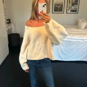 Stickad tröja - Säljer denna superfina stickade tröjan från Zara💕 Köpte den här på Plick men säljer den då den satt lite för stort på mig. Den är i storlek S och är i ett ganska tjockt material vilket är perfekt till hösten/vintern🥰