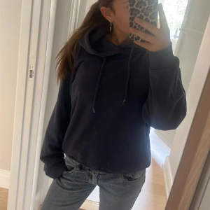 marinblå hoodie - jätte mysig men kmr inte till användning 