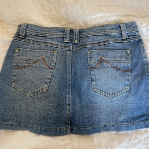 Jeans kjol  - Jeans kjol i storlek S-M skulle jag säga. Köpt vintage i Italien. 200kr plus frakt !! 😶‍🌫️😶‍🌫️