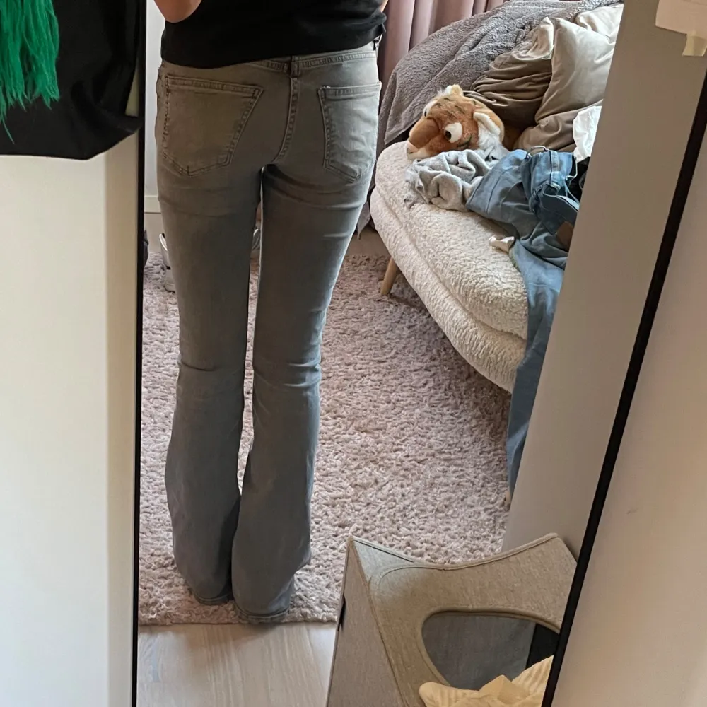 Super fina bootcut jeans med medelhög midja! Typ aldrig använt, varan är i super bra skick! Jag är 167 cm. Jeans & Byxor.