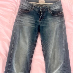 Lowrise 2000s jeans  - Fina lågmidjade 2000s jeans! Midjemåttet är 40 cm rakt över och innerbenslängd är 80 cm💕