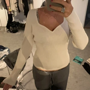 Långärmad tröja  - Jätte fin tröja som tyvärr är för stor för mig, lappen är kvar💞