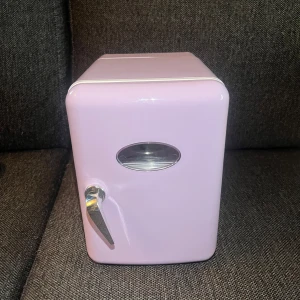  - En minikyl antingen till din skincare eller dina drickor som du vill hålla kalla. Helt nyskick, sladd kommer med.